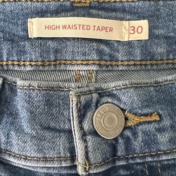 Levi's high waisted taper jean in midwash blue Size 30 - Picture 13 of 13